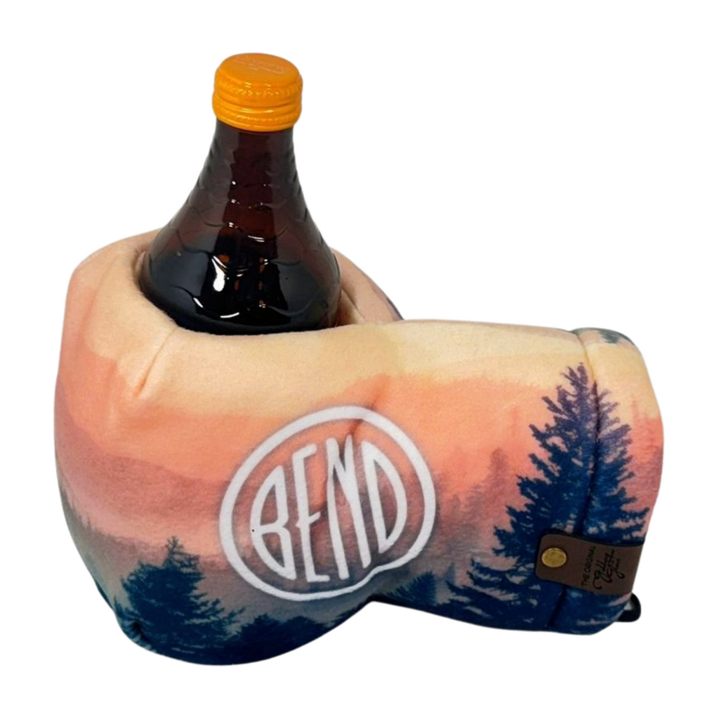 Bend Echo Ridge Giddyup Glove™ holding a bottle – ambidextrous glove keeping your drink upright and hands warm.