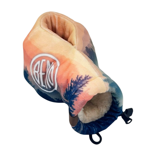 Bend Echo Ridge Giddyup Glove™ front view – insulated glove with built-in drink holder, perfect for hot or cold beverages.