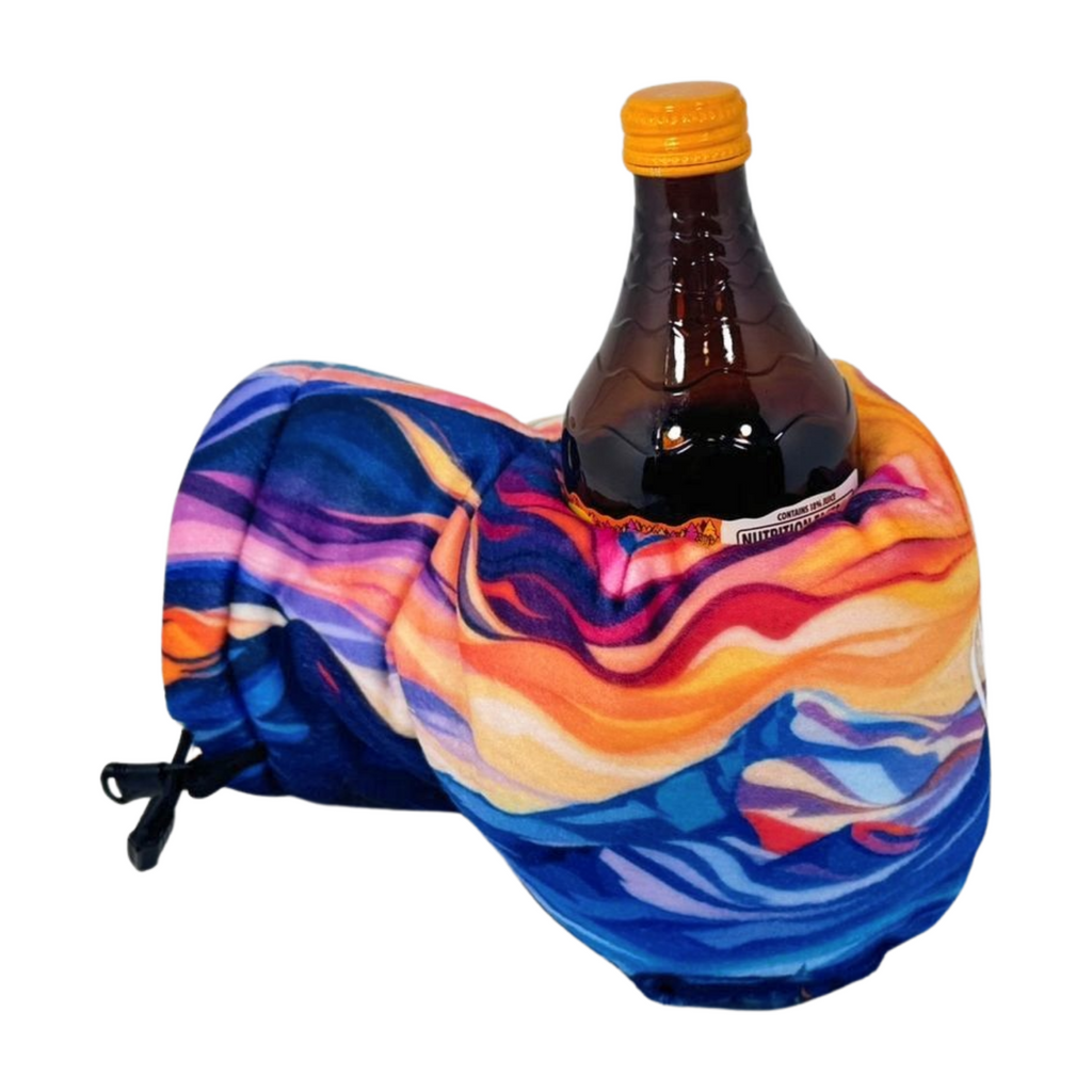 Bend Wanderwave Giddyup Glove™ holding a bottle, showing ambidextrous design and cozy fleece insulation.