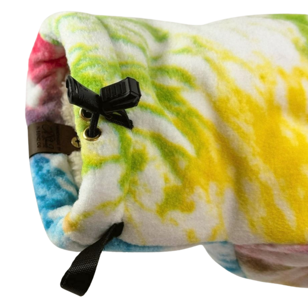 Close-up of Wildlight Giddyup Glove™ wrist showing snug fit and insulated drink-holding mitten for cozy outdoor use